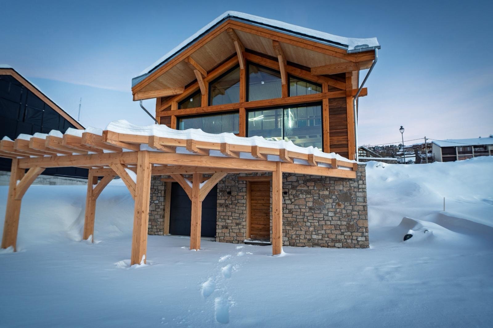 Façade avec terrasse et pergola