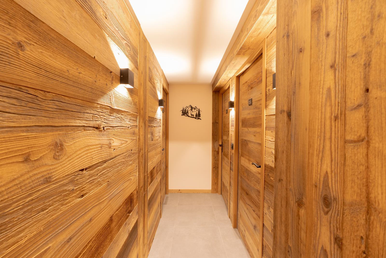 Couloir des chambres en vieux bois