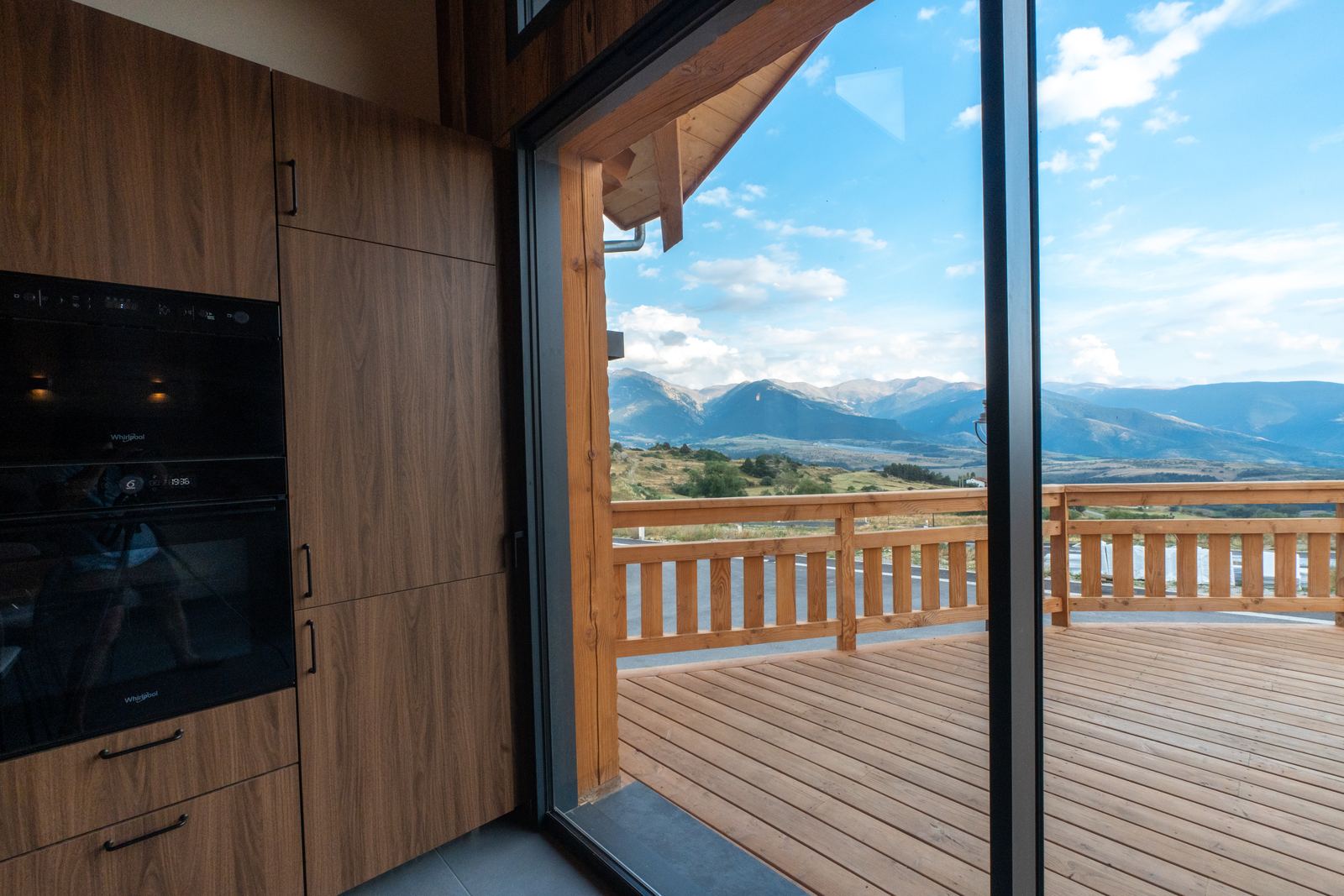 Cuisine et baie vitrée sur les Pyrénées