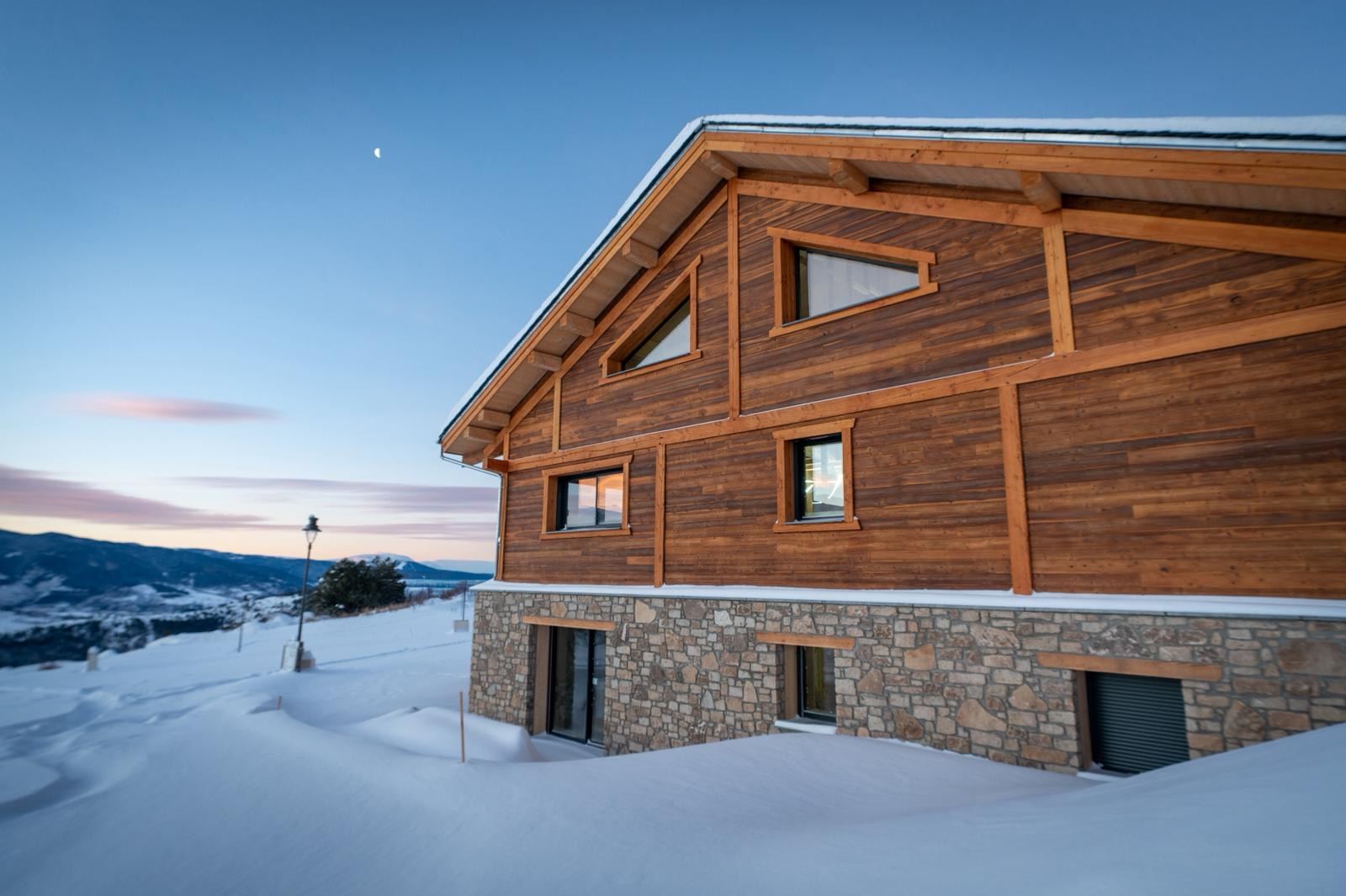Façade du chalet sous la neige