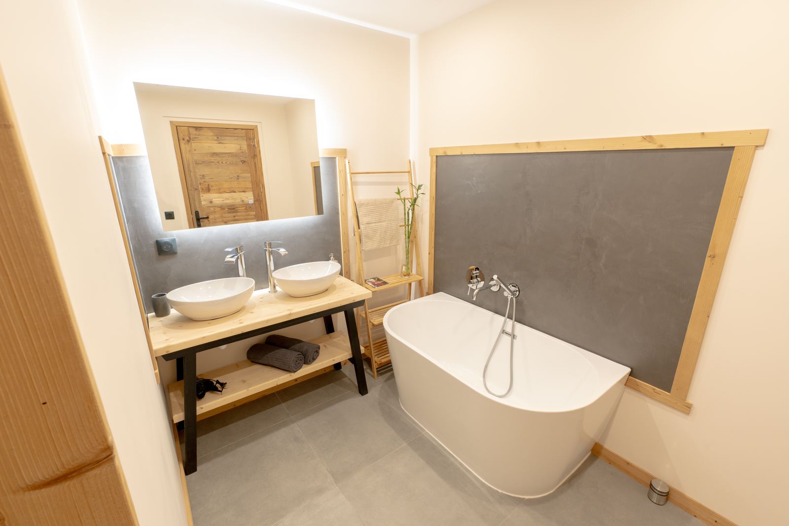 Salle de bains avec baignoire et double vasque