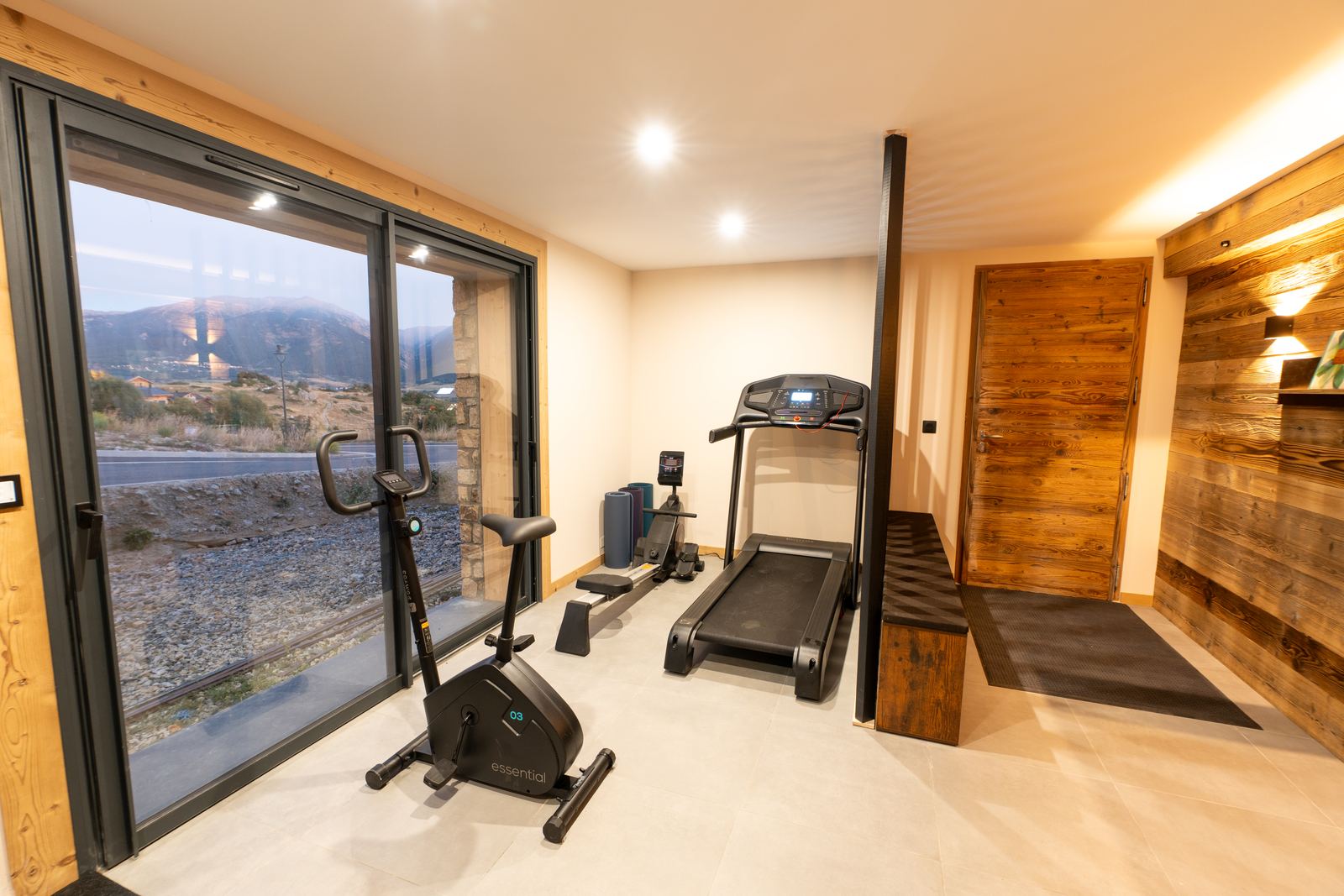 Salle de musculation face à la baie vitrée