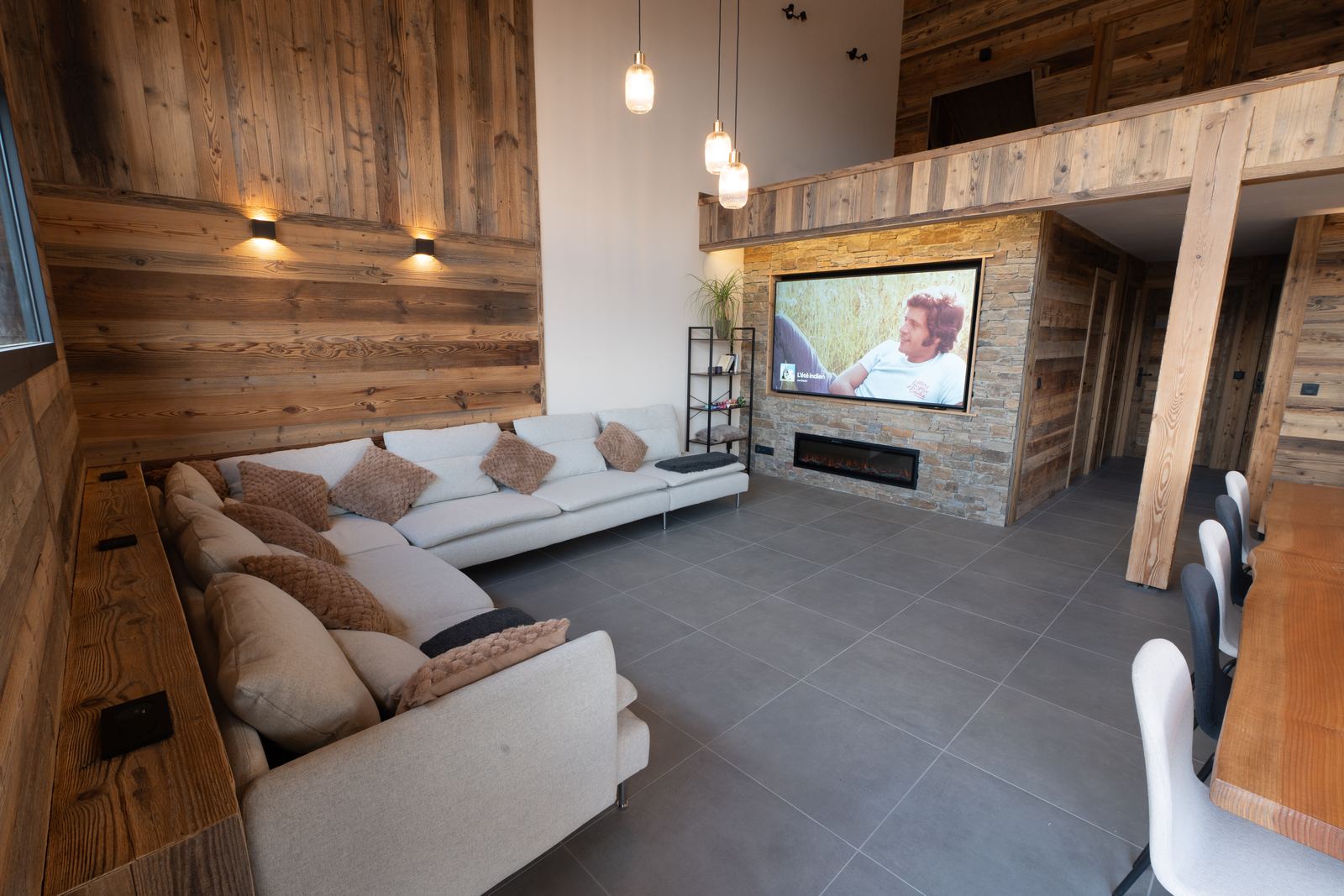 Salon cocooning, cheminée et grande TV