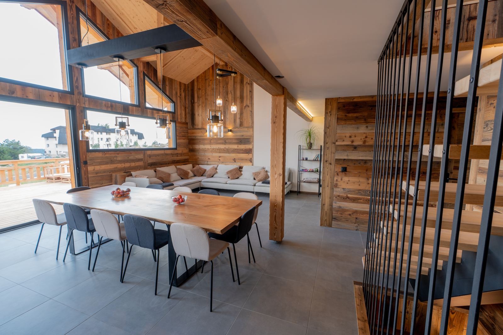 Séjour ouvert sous mezzanine, vieux bois et lignes contemporaines