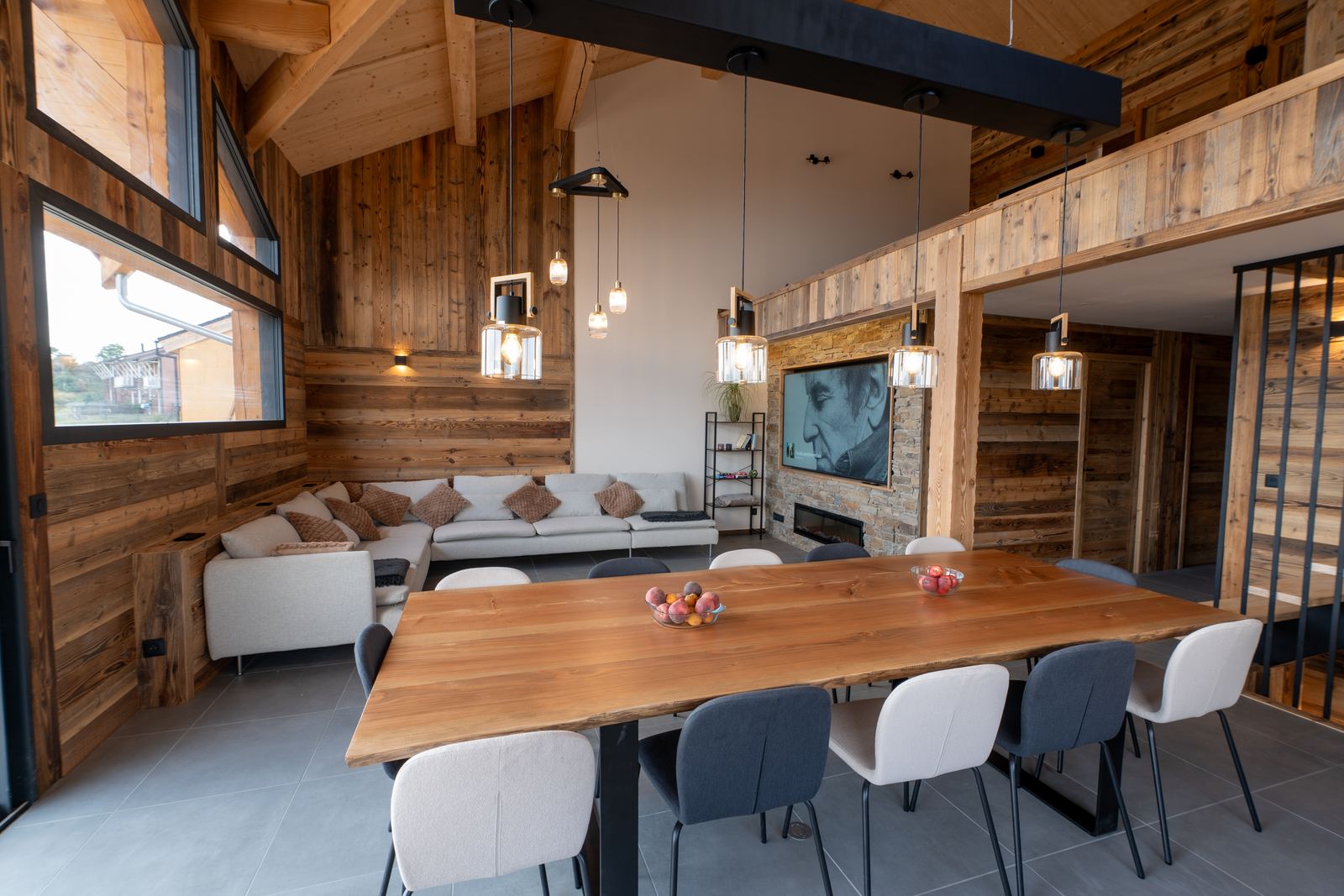 Table en bois massif pour 14 et salon