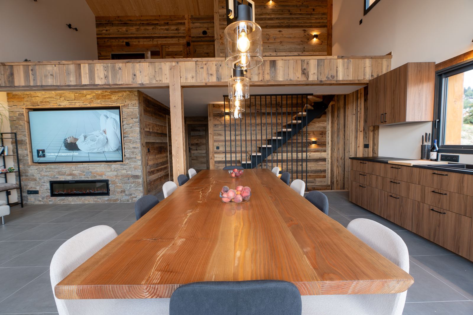 Table en bois massif et escalier suspendu