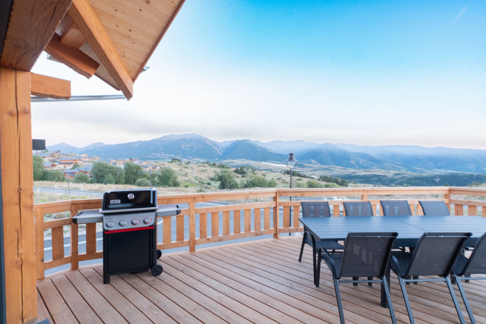 Terrasse avec barbecue et grande table