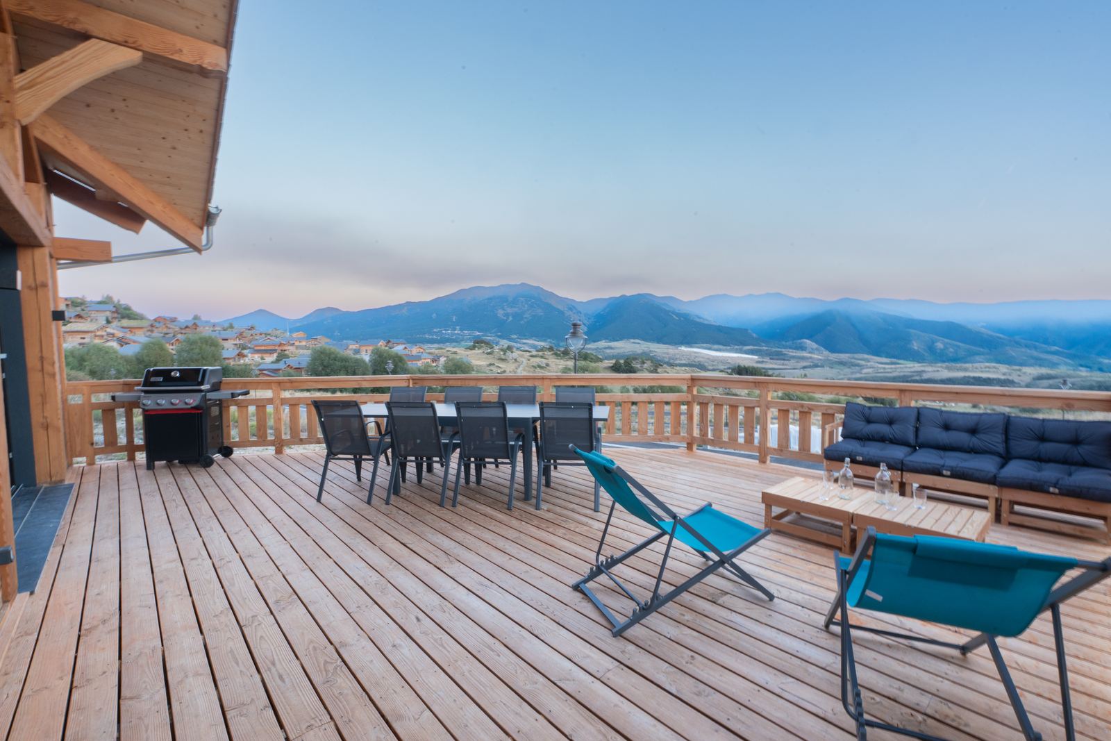 Terrasse plein sud face aux Pyrénées au coucher du soleil